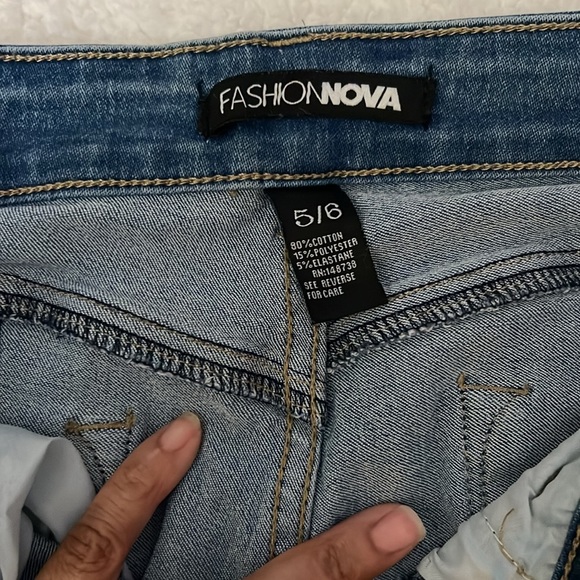 Fashion Nova Women’s Blue Jeans Size 5/6 - Picture 4 of 7